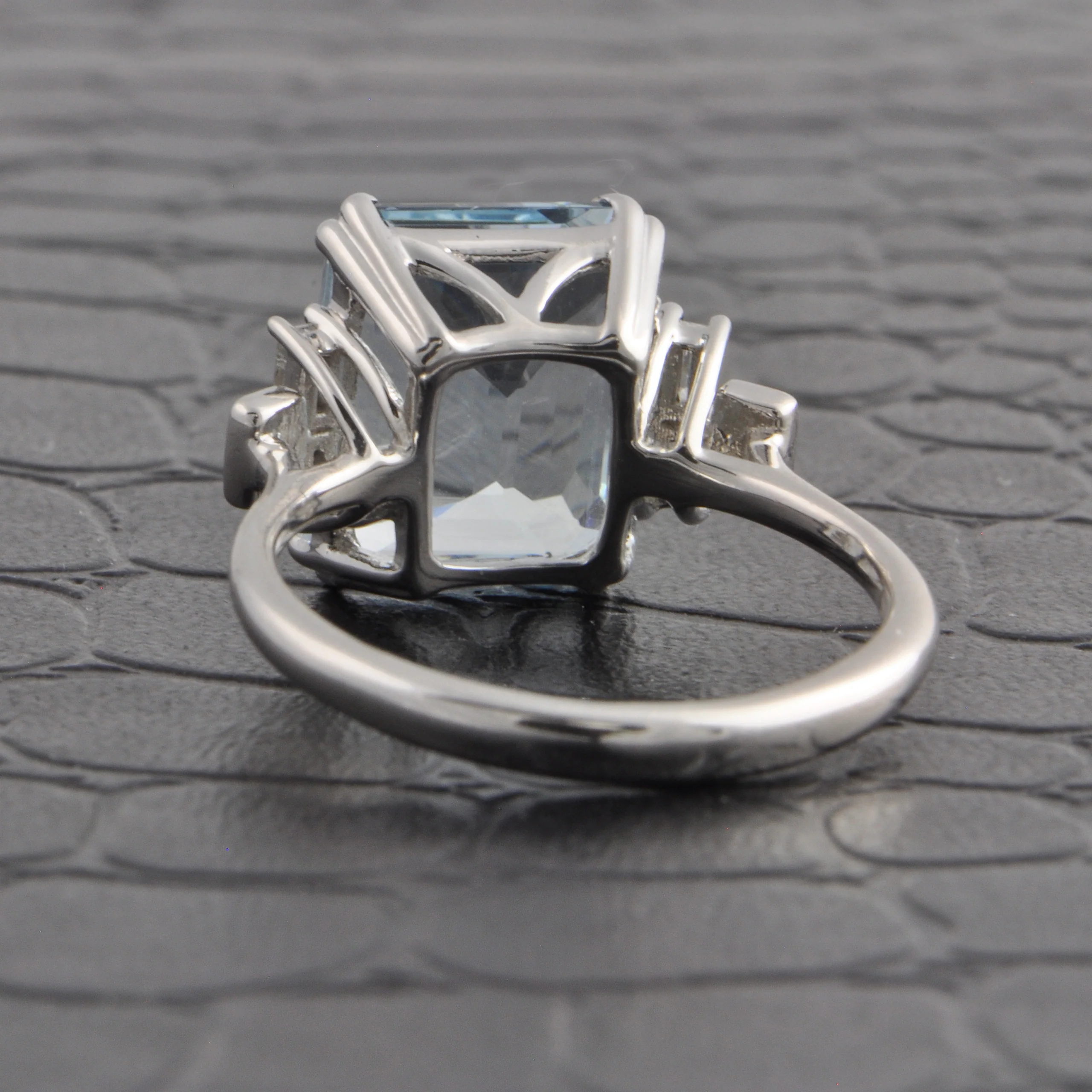Aquamarine and Diamond Ring in White Gold - Image 3