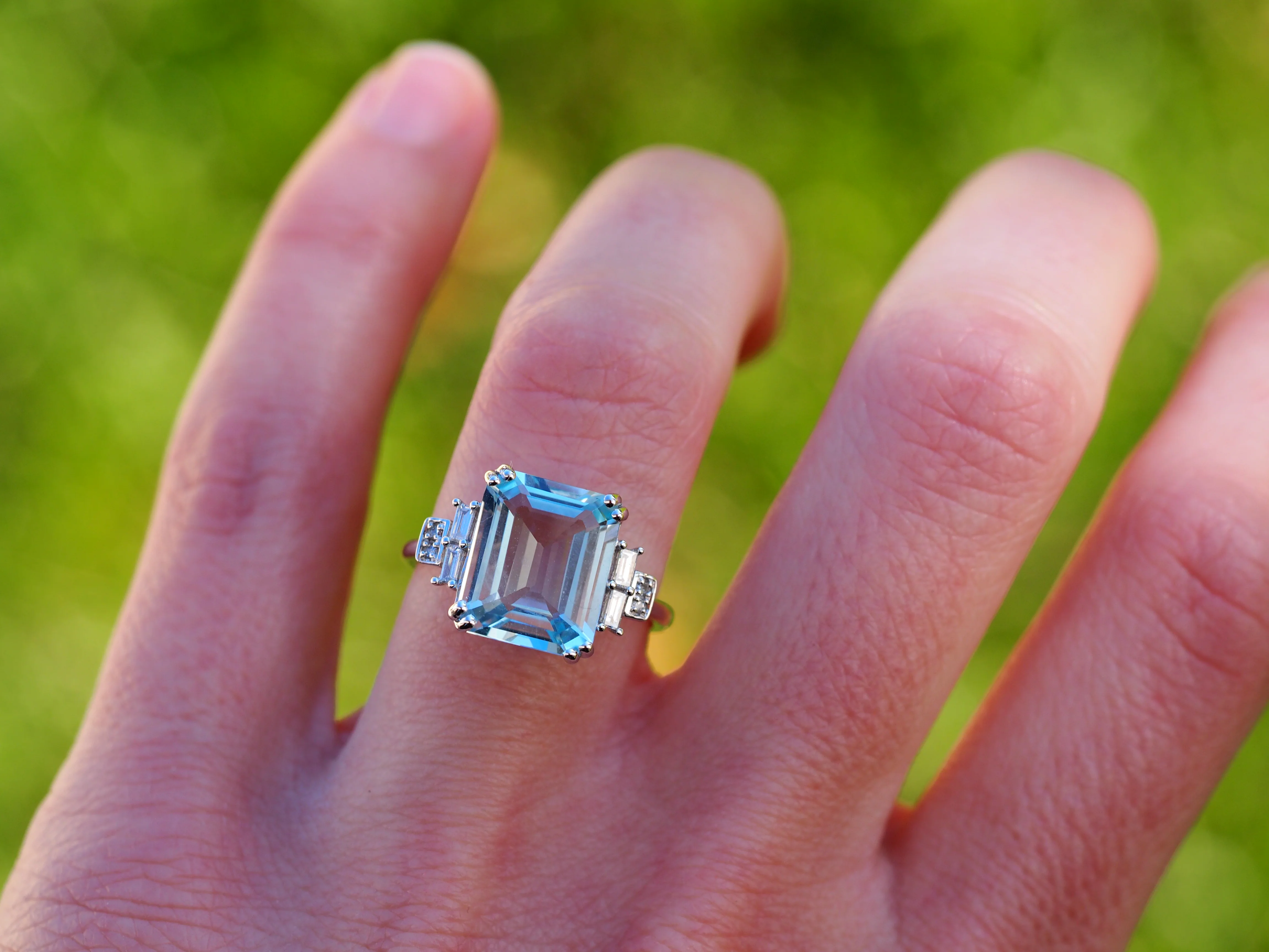 Aquamarine and Diamond Ring in White Gold - Image 4