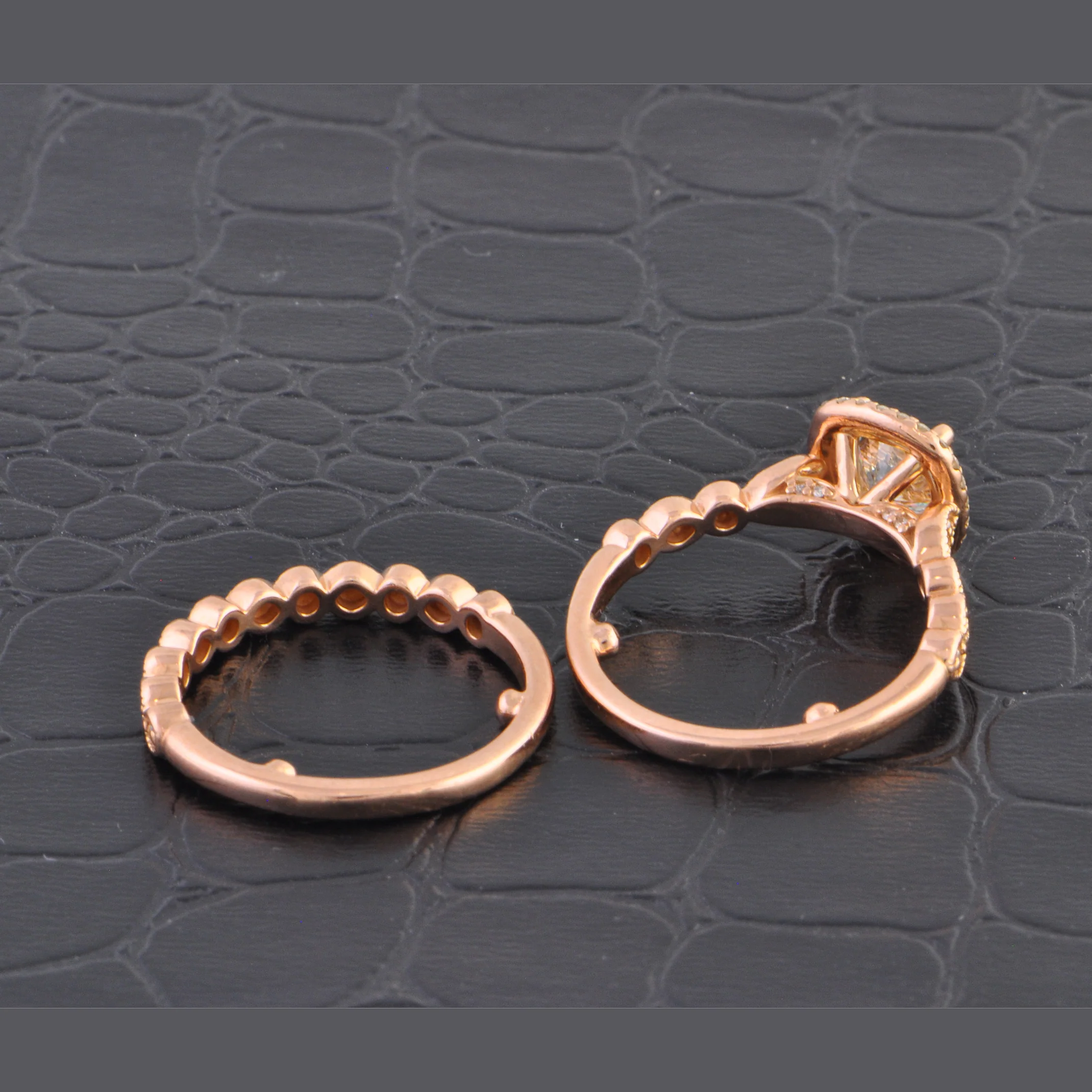 GIA 1.01 ct. Round Brilliant Cut Diamond Engagement Ring in Matching Wedding Band in Rose Gold - Image 3