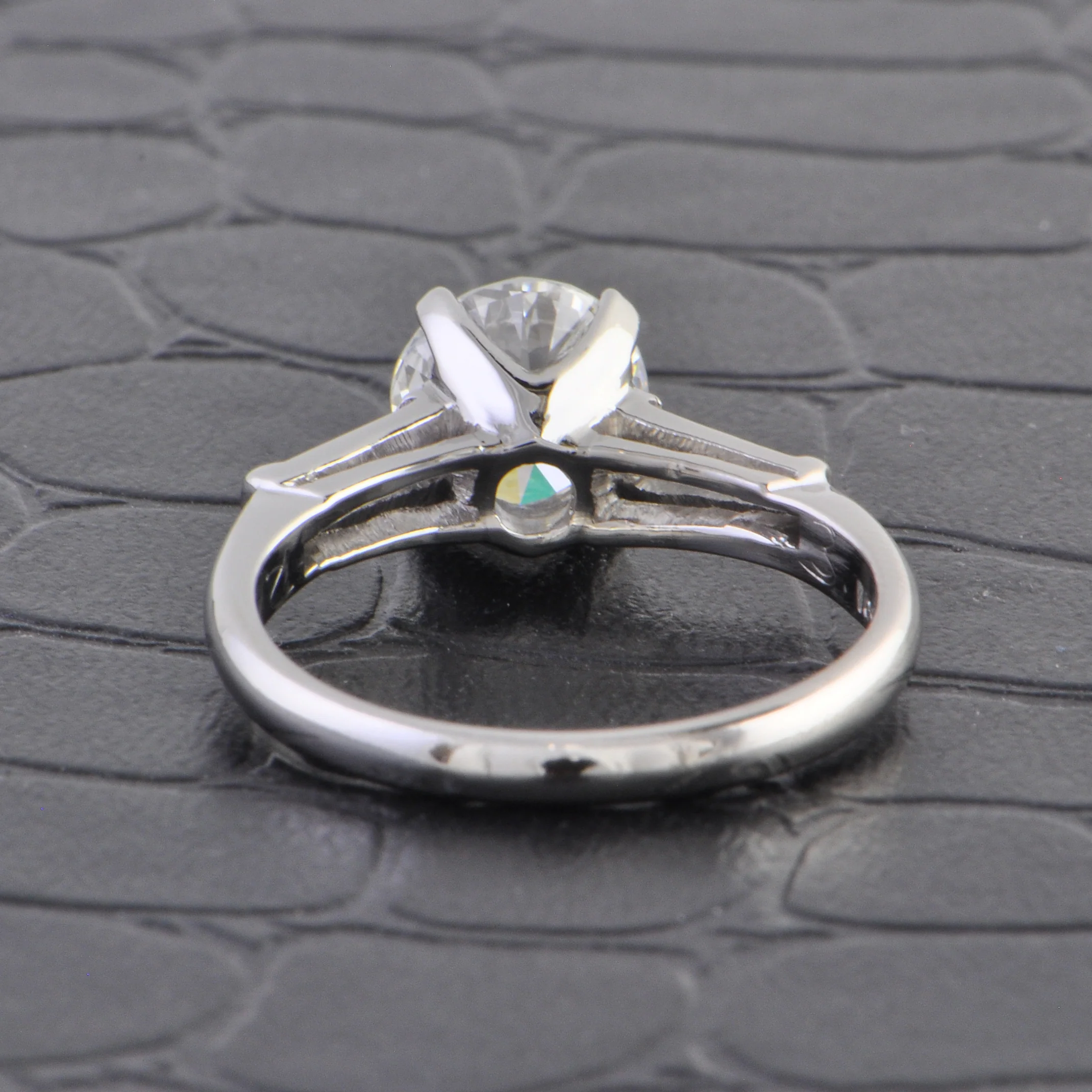GIA 1.41 ct. G-VS1 Classic Round Brilliant Cut Diamond Engagement Ring - Image 3