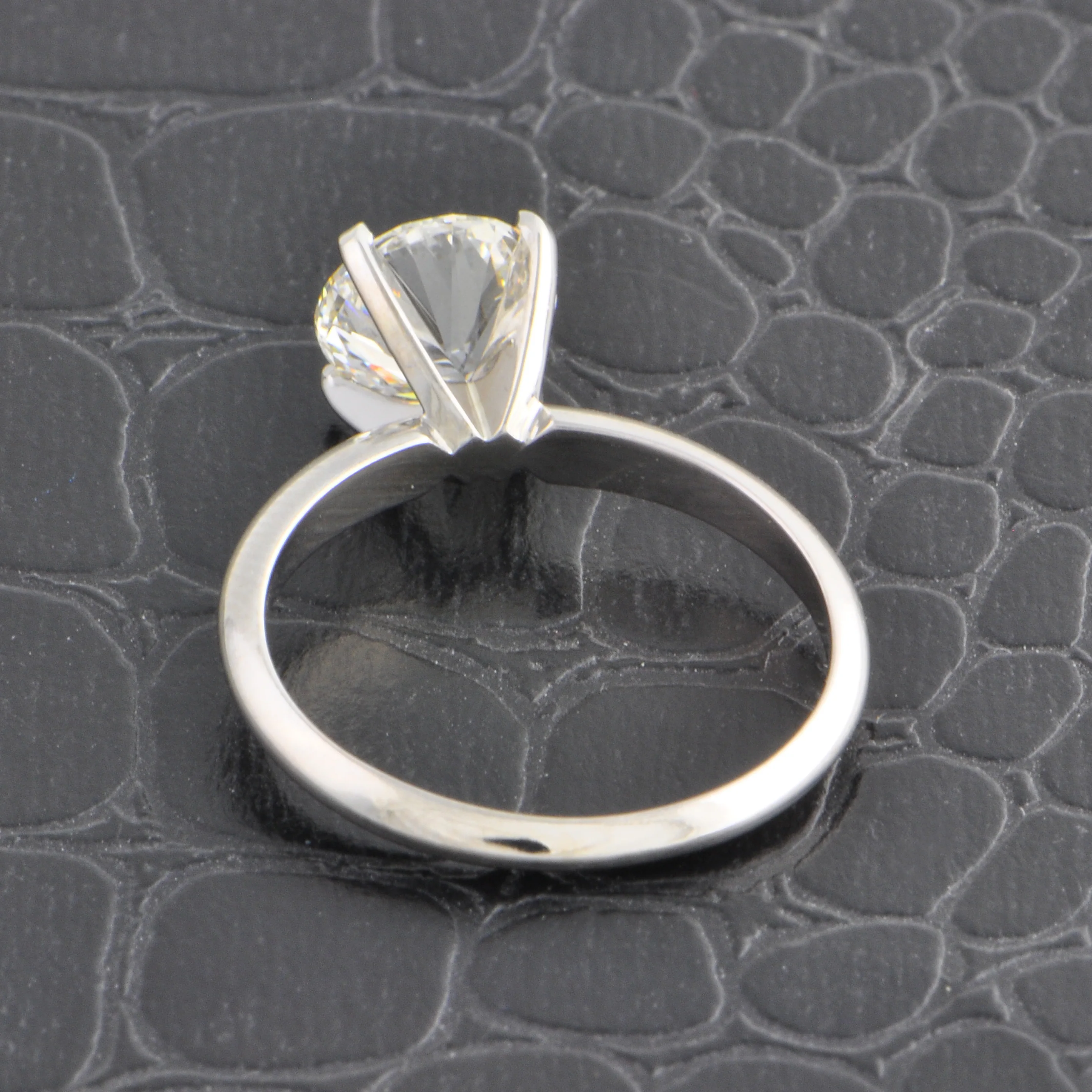GIA 1.50 ct. Round Brilliant Cut Diamond Engagement Ring in White Gold - Image 3