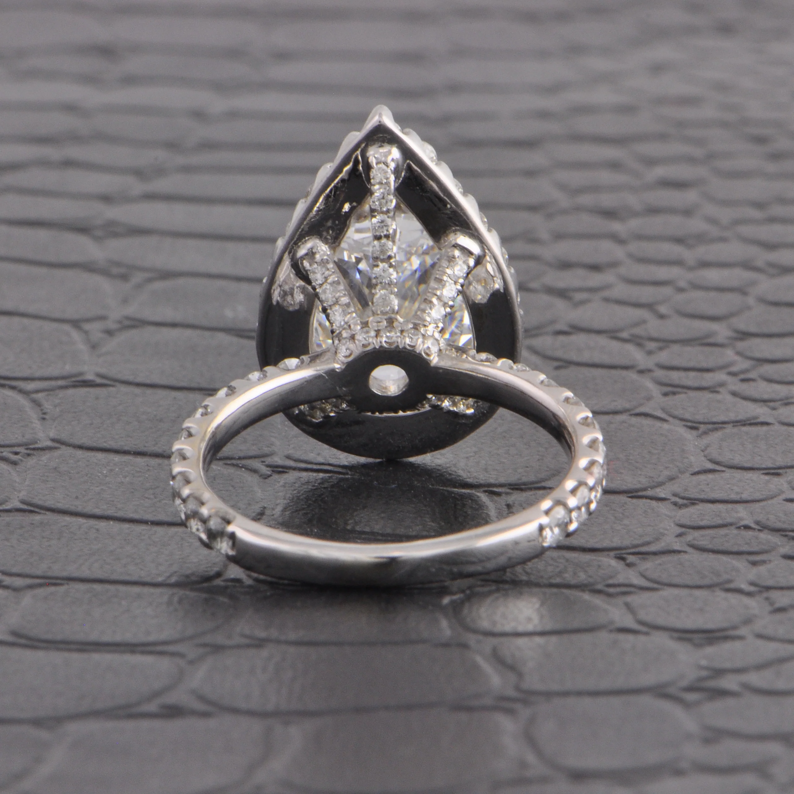 GIA 3.90 ct. Pear Cut Diamond Engagement Ring in White Gold - Image 4