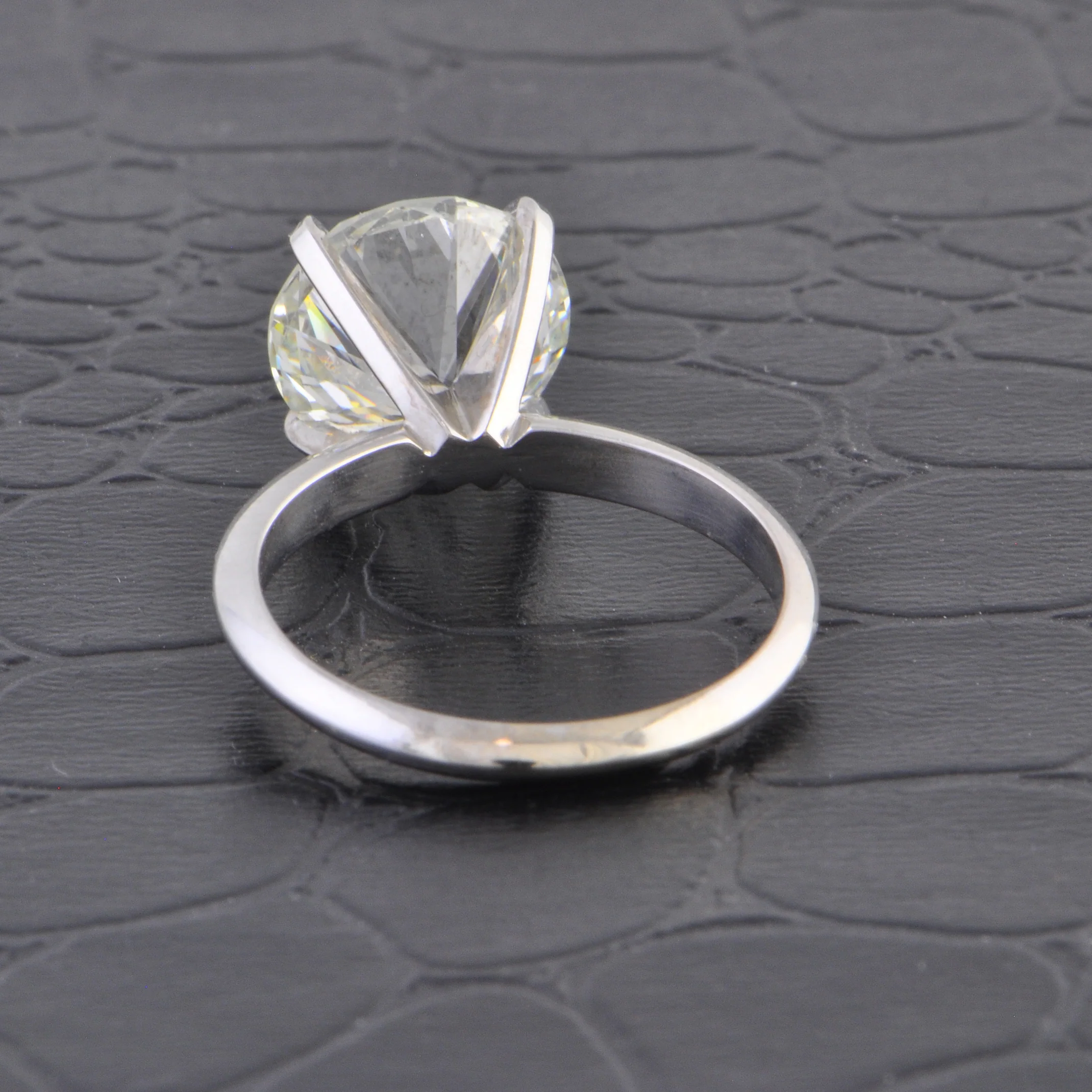 GIA 4.04 ct. I-VV2 Round Brilliant Cut Diamond Engagement Ring - Image 3