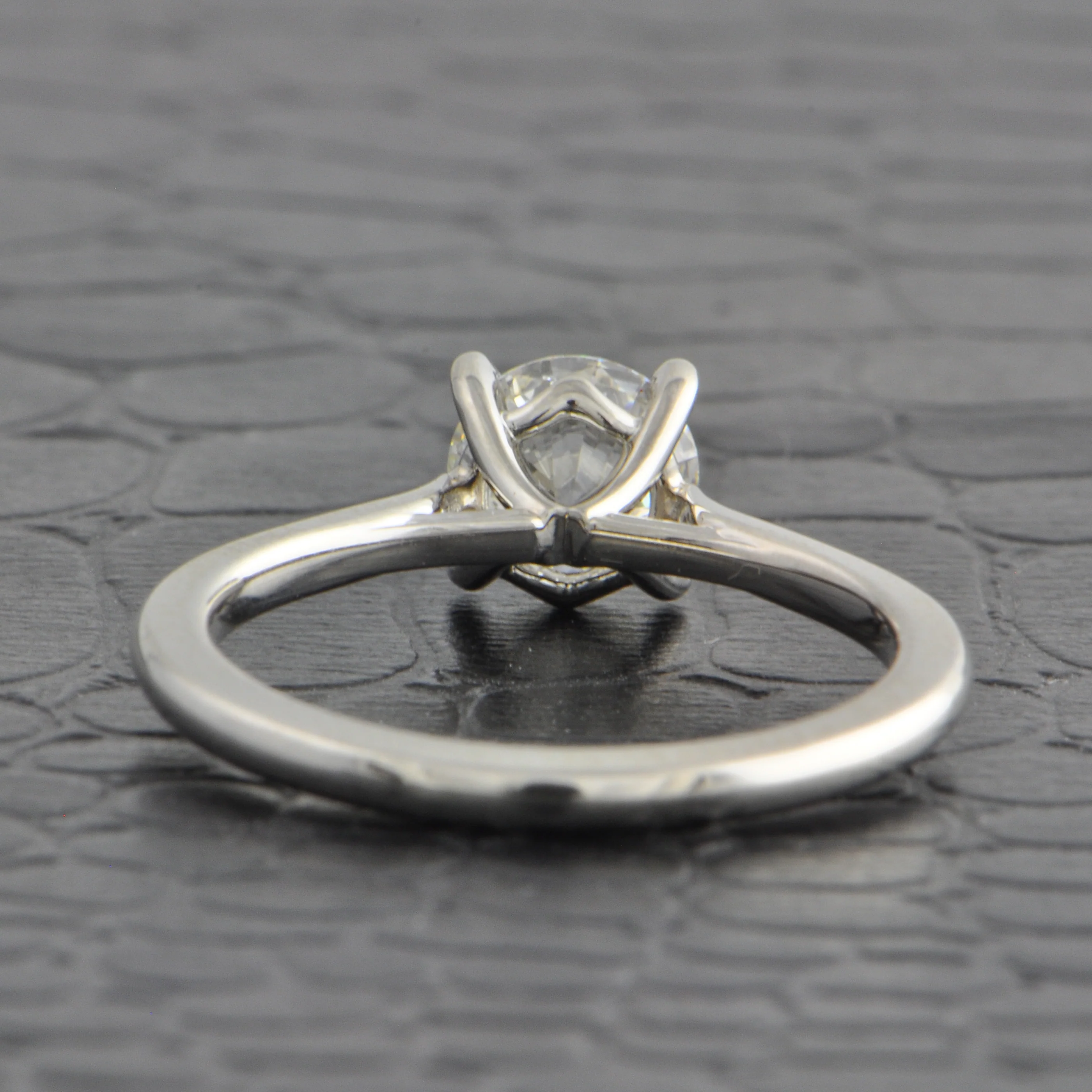Hearts On Fire 1.06 ct. H-SI1  Round Brilliant Cut Diamond Engagement Ring - Image 3